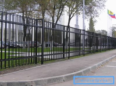 Graziosa recinzione fatta di profili quadrati e rettangolari in acciaio anticorrosione Graziosa recinzione fatta di profili quadrati e rettangolari in acciaio anticorrosione