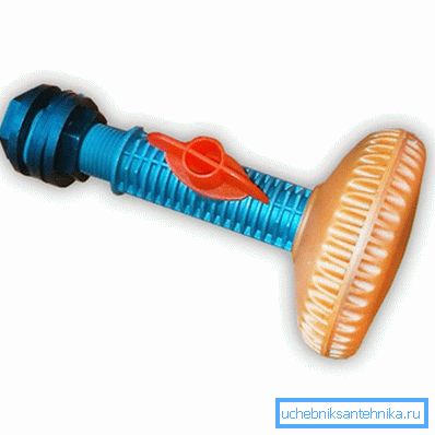 Il design è avvitato al serbatoio con l'aiuto di due dadi di serraggio, sotto i quali devono essere posizionati gli anelli di tenuta Il design è avvitato al serbatoio con l'aiuto di due dadi di serraggio, sotto i quali devono essere posizionati gli anelli di tenuta