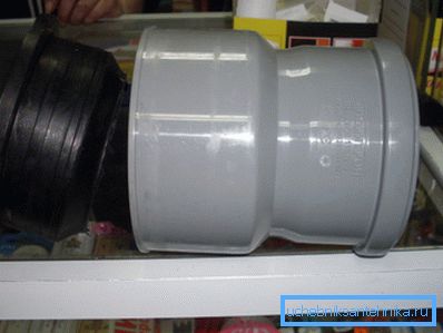 Un anello di gomma deve essere collegato all'adattatore da ghisa a plastica, che è installato all'interno Un anello di gomma deve essere collegato all'adattatore da ghisa a plastica, che è installato all'interno