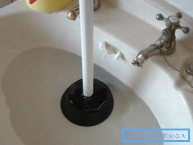 Come eliminare rapidamente lo zoccolo nel lavandino con uno stantuffo Come eliminare rapidamente lo zoccolo nel lavandino con uno stantuffo