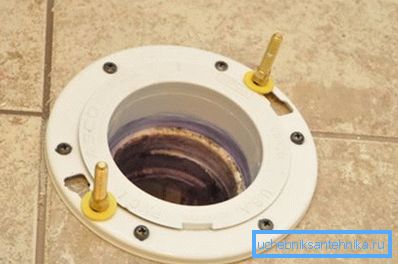 Come sistemare la toilette sul pavimento con un rilascio verticale Come sistemare la toilette sul pavimento con un rilascio verticale