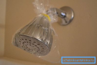Come pulire l'annaffiatoio della doccia dal calcare, se non viene rimosso? Versare l'aceto nella borsa e fissarlo sulla pioggia, lasciare per 1-2 ore, quindi risciacquare bene la superficie Come pulire l'annaffiatoio della doccia dal calcare, se non viene rimosso? Versare l'aceto nella borsa e fissarlo sulla pioggia, lasciare per 1-2 ore, quindi risciacquare bene la superficie