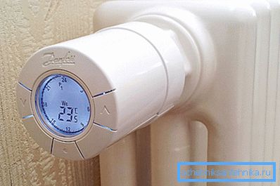 Come regolare la testa elettronica termostatica del sistema di riscaldamento