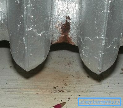 Come eliminare una perdita in un radiatore di riscaldamento in modo indipendente Come eliminare una perdita in un radiatore di riscaldamento in modo indipendente