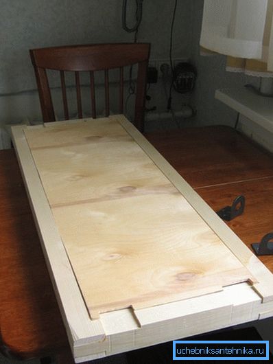 In alternativa, per gli scaffali, è possibile utilizzare il compensato sottile sul telaio della barra. In alternativa, per gli scaffali, è possibile utilizzare il compensato sottile sul telaio della barra.