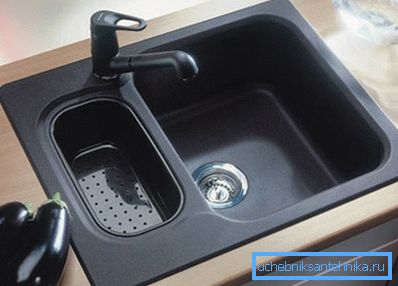 Lavello in pietra - integrato nel piano di lavoro della cucina. Lavello in pietra - integrato nel piano di lavoro della cucina.