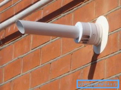 Il canale per la rimozione dei prodotti di combustione e l'aria per la caldaia con una camera di combustione chiusa Il canale per la rimozione dei prodotti di combustione e l'aria per la caldaia con una camera di combustione chiusa
