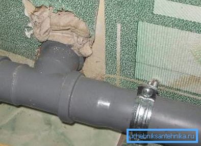 Tubo di fogna fissato con una fascetta Tubo di fogna fissato con una fascetta