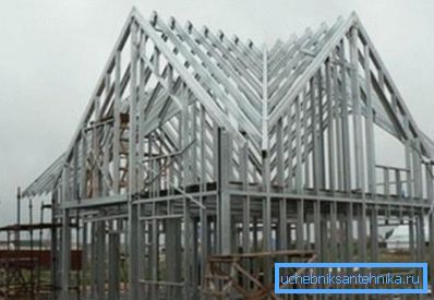 La cornice della casa, realizzata interamente con profili metallici La cornice della casa, realizzata interamente con profili metallici