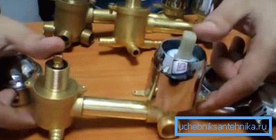 Modalità cartuccia sul lato sinistro Modalità cartuccia sul lato sinistro