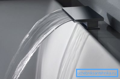 L'erogatore a cascata crea una cascata d'imitazione L'erogatore a cascata crea una cascata d'imitazione