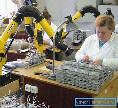 Ogni posto di lavoro può essere dotato di un cofano di scarico personale. Ogni posto di lavoro può essere dotato di un cofano di scarico personale.