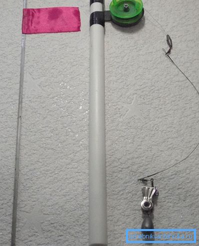 Ciascuno dei cilindri segati da una delle estremità è inciso con un seghetto o forato con un trapano. Per mantenere l'avvolgimento dei cilindri preparati dalla camera della bicicletta, abbiamo tagliato gli anelli. L'asta può anche essere fatta dai resti di tubi