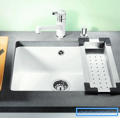 Le ciotole in ceramica appartengono più spesso alle linee d'elite degli impianti idraulici. Le ciotole in ceramica appartengono più spesso alle linee d'elite degli impianti idraulici.