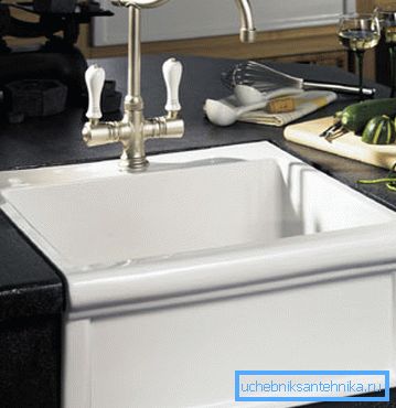 I lavelli in ceramica si adattano perfettamente agli interni classici I lavelli in ceramica si adattano perfettamente agli interni classici