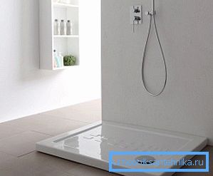 Il piatto doccia in ceramica 80x120 è abbastanza pesante, quindi per l'incollaggio accurato è meglio chiamare gli aiutanti. Il piatto doccia in ceramica 80x120 è abbastanza pesante, quindi per l'incollaggio accurato è meglio chiamare gli aiutanti.