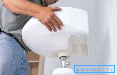 La ceramica è piuttosto pesante, quindi sarà difficile far fronte da sola. La ceramica è piuttosto pesante, quindi sarà difficile far fronte da sola.