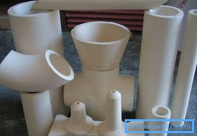 La ceramica è perfetta per realizzare l'oleodotto in una casa di campagna e in un appartamento La ceramica è perfetta per realizzare l'oleodotto in una casa di campagna e in un appartamento