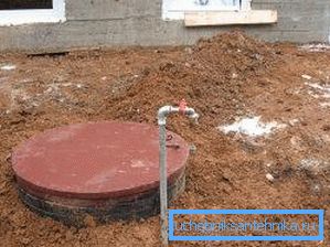 Il cassone deve essere chiuso con un coperchio per prevenire la contaminazione, mentre alcuni artigiani preferiscono installare un rubinetto aggiuntivo sulla superficie Il cassone deve essere chiuso con un coperchio per prevenire la contaminazione, mentre alcuni artigiani preferiscono installare un rubinetto aggiuntivo sulla superficie