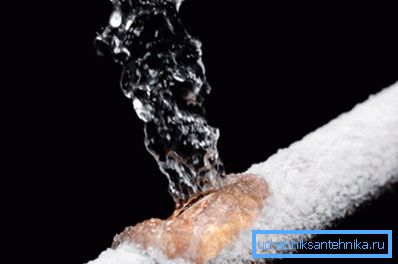 L'acqua bollente aiuterà a sciogliere il ghiaccio formatosi all'interno L'acqua bollente aiuterà a sciogliere il ghiaccio formatosi all'interno