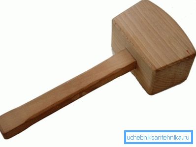 È necessario un martello per piegare le lamiere. È necessario un martello per piegare le lamiere.