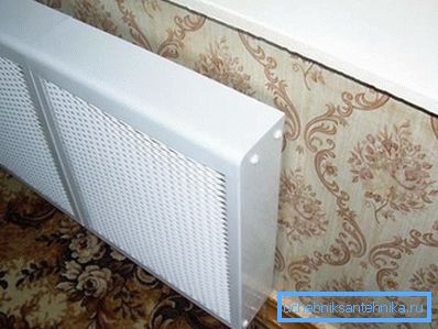 Schermo decorativo classico realizzato in lamiera sottile. Schermo decorativo classico realizzato in lamiera sottile.