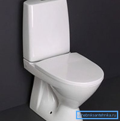 Toilette classica con cisterna stretta Toilette classica con cisterna stretta