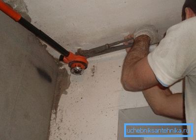 La chiave tiene il tubo, impedendogli di girare e strappare via dal radiatore del vicino. La chiave tiene il tubo, impedendogli di girare e strappare via dal radiatore del vicino.