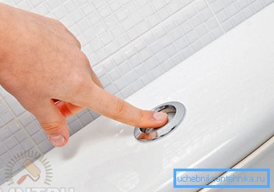 Pulsante per drenare l'acqua di un bagno moderno.