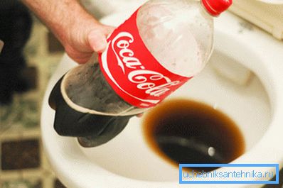 Coca-Cola pulisce la toilette non peggiore di molti fondi di bilancio. Coca-Cola pulisce la toilette non peggiore di molti fondi di bilancio.