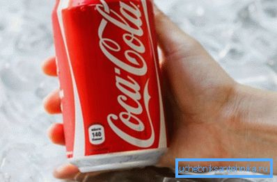 Cola è in grado di far fronte a una patina marrone sul water Cola è in grado di far fronte a una patina marrone sul water