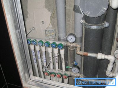 Collettore che distribuisce tubi in un nuovo edificio Collettore che distribuisce tubi in un nuovo edificio