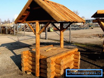 Bene, guarnito di legno con un coperchio dello stesso materiale. Bene, guarnito di legno con un coperchio dello stesso materiale.