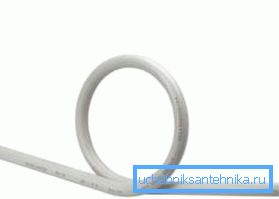 Anello per compensare l'espansione termica del tubo di plastica Anello per compensare l'espansione termica del tubo di plastica