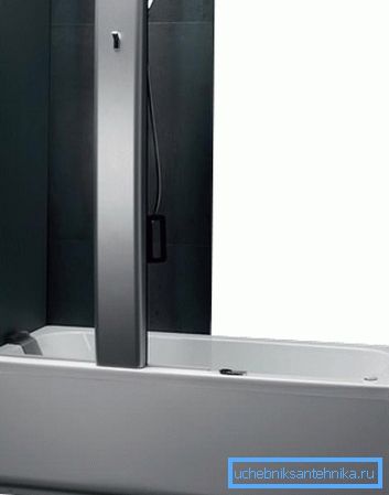 Doccia combinata 180 per 80 combina un bagno e una doccia in un unico design