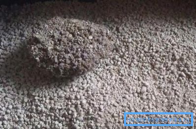 Un pezzo di granuli di bentonite Un pezzo di granuli di bentonite