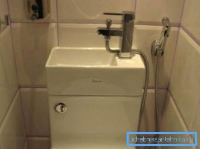 Lavello compatto sul serbatoio con attacco doccia. Lavello compatto sul serbatoio con attacco doccia.