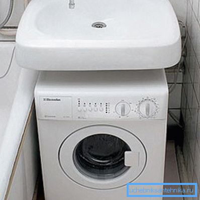 Lavatrice compatta sotto il lavandino in bagno Lavatrice compatta sotto il lavandino in bagno