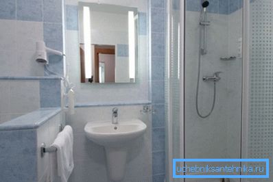 Soluzione compatta per un piccolo bagno combinato. Soluzione compatta per un piccolo bagno combinato.