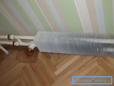 Il convettore compatto non riscalda i locali di grandi dimensioni anche a temperature elevate del vettore di calore. Il convettore compatto non riscalda i locali di grandi dimensioni anche a temperature elevate del vettore di calore.