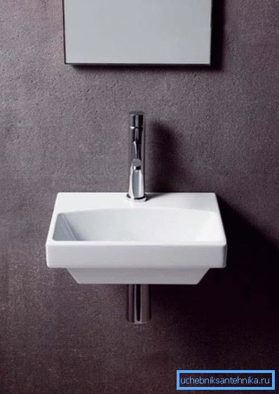Il lavabo compatto non offre molto comfort. Il lavabo compatto non offre molto comfort.