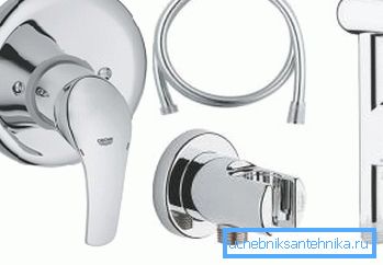 Insieme di dettagli: maniglia mixer, tubo flessibile, braccio, annaffiatoio Insieme di dettagli: maniglia mixer, tubo flessibile, braccio, annaffiatoio