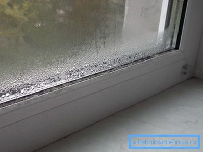 La condensa sulle finestre è un segno sicuro di ventilazione insufficiente. La condensa sulle finestre è un segno sicuro di ventilazione insufficiente.