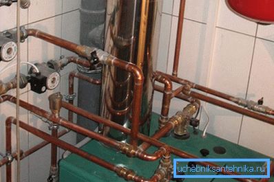 Condensa sui tubi della caldaia a gas Condensa sui tubi della caldaia a gas