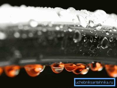 La condensa sul tubo può causare seri danni. La condensa sul tubo può causare seri danni.
