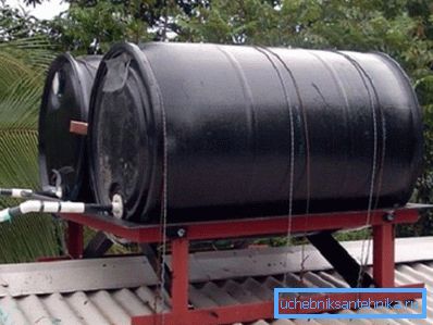 Il design delle due botti d'acciaio, dipinte di nero. Il design delle due botti d'acciaio, dipinte di nero.