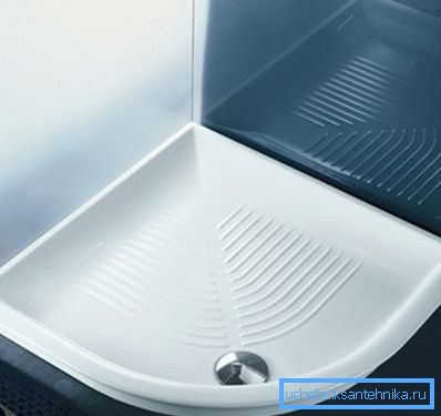 Il design si trova direttamente sul pavimento. Il design si trova direttamente sul pavimento.