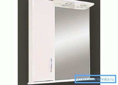 Design con armadietto laterale. Design con armadietto laterale.