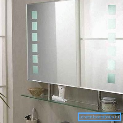 Design con una mensola in vetro e illuminazione interna. Design con una mensola in vetro e illuminazione interna.