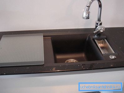 Il design è impostato a filo con la superficie. Il design è impostato a filo con la superficie.